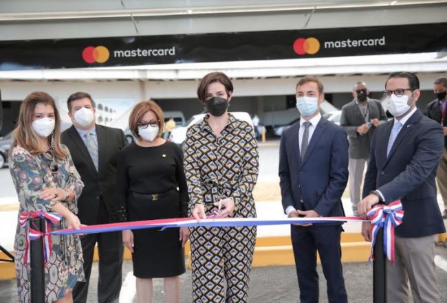 Aerodom y Mastercard presentan moderno estacionamiento en el AILA