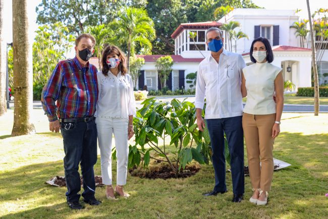 Abinader y embajadora de los EEUU plantan árbol de cacao como despedida 