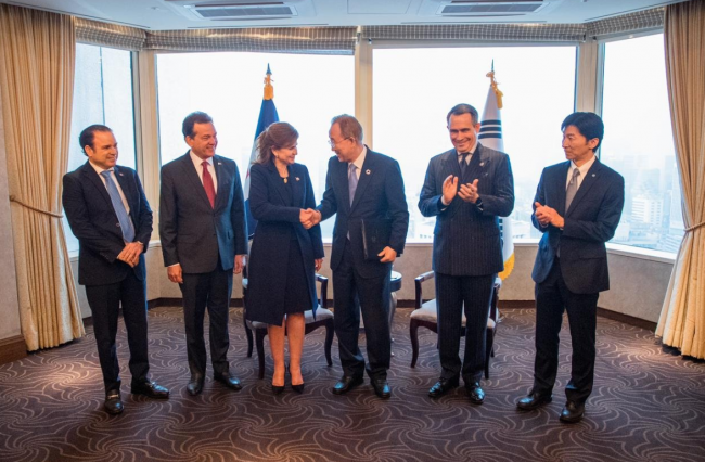Junto al ex secretario general de las Naciones Unidas (ONU), Ban Ki-moon.