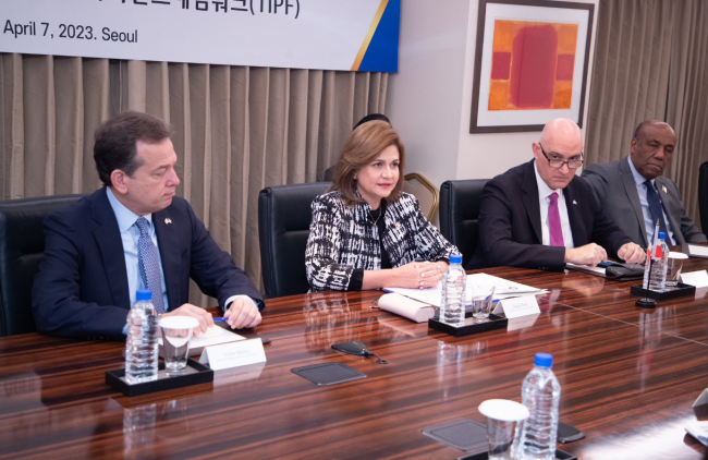 Durante reunión con funcionarios del Gobierno surcoreano