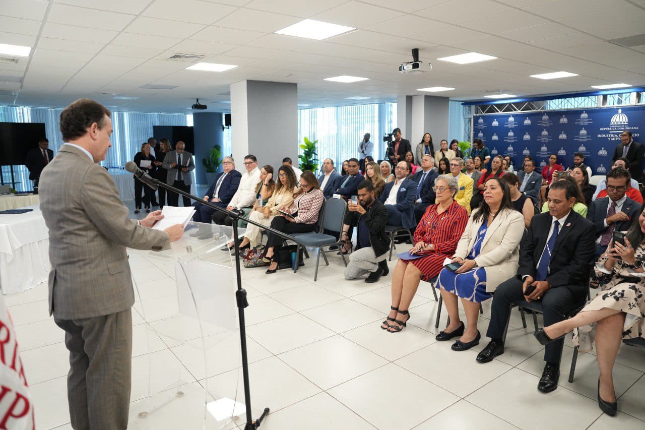 Ito Bisonó lidera lanzamiento de sistema que busca proteger las relaciones comerciales de RD