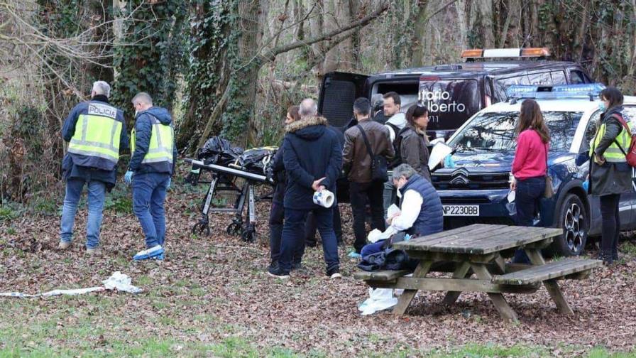 Miembros de la policía realizan levantamiento de cadáver 