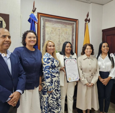 JCE entrega certificado de elección a Naty Novas como diputada ultramar Europa