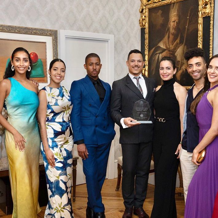 El Ballet Dominicano en Europa recibiendo el Premio Padre Billini 2024, en la categoría Solidaridad