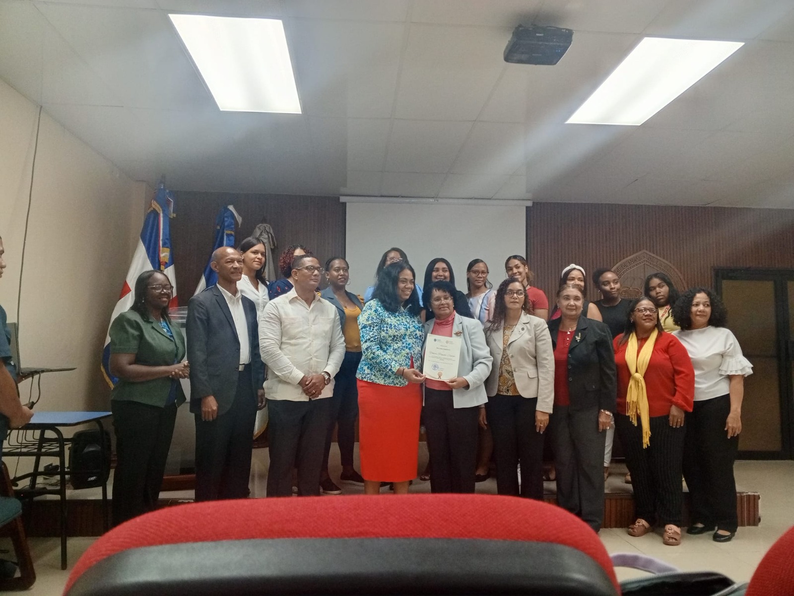 Reconocen trayectoria de Yoneice Pineda; su fundación entrega 10 becas a estudiantes de Educación de la UASD