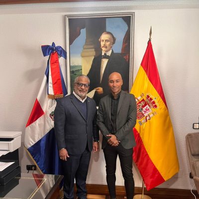 Encuentro entre Rony Beard y el Cónsul Marte Piantini impulsa proyectos futbolísticos