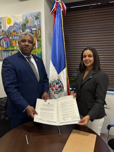 García Marmolejo rubricaconvenio entre Consulado RD en Atenas y La Romana