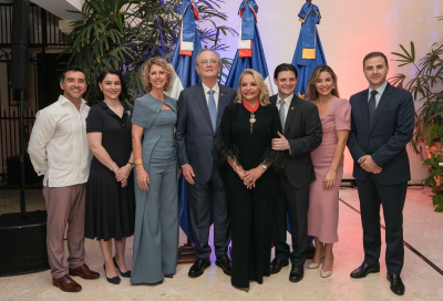 De izquierda a derecha, los señores Alex Guerrero, Stephanie Baud de Grullón, Sonia Barbry, Manuel A. Grullón, Rosa Hernández de Grullón, Manuel Alejandro Grullón Hernández, Dinorah Grullón y Dimitri Handal.