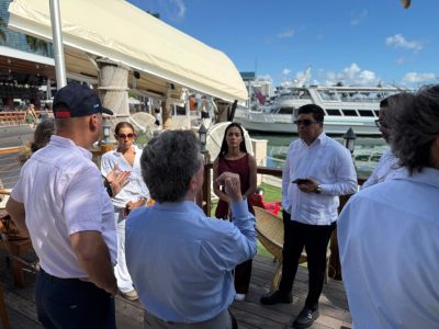 Dío Astacio y Aileen Decamps junto a ejecutivos de empresa de tecnología ambiental