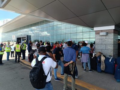  Pasajeros denunciaron más  de 17 horas sin agua, comida
 ni información en la terminal