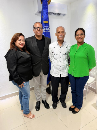 El conferencista Ángel G. Del Toro junto a Frank Segura y miembros del Núcleo de Ingenieros Químicos del Colegio Dominicano de Ingenieros, Arquitectos y Agrimensores (CODIA), Regional Sur Central.