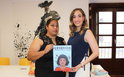 Stephanie Álvarez junto a Kenia Pérez, hija de Lucrecia Pérez Matos, durante la presentación del cuento infantil "Lucrecia" en la Biblioteca Pública Iván de Vargas de Madrid.