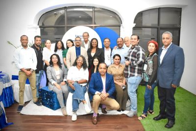 Carlos Manuel de los Santos Romano, acompañado de colegas del Núcleo de Ingenieros Químicos del CODIA, en una actividad institucional del gremio.