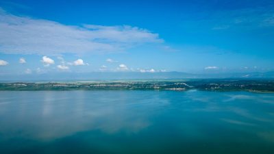El lago Enriquillo abarca unos 265 km² y es el mayor cuerpo de agua de las Antillas