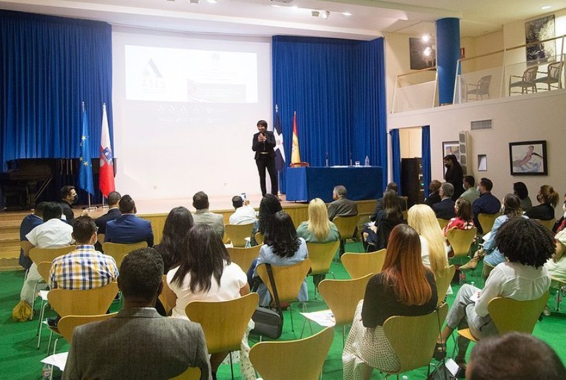 Embajada dominicana en España realiza foro dirigido a diáspora empresarial y académica