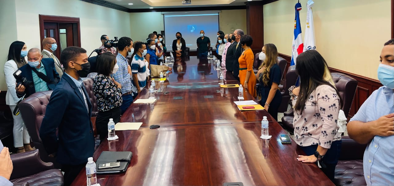 Ministro García Fermín despide a 18 becarios que estudiarán en universidades de Francia