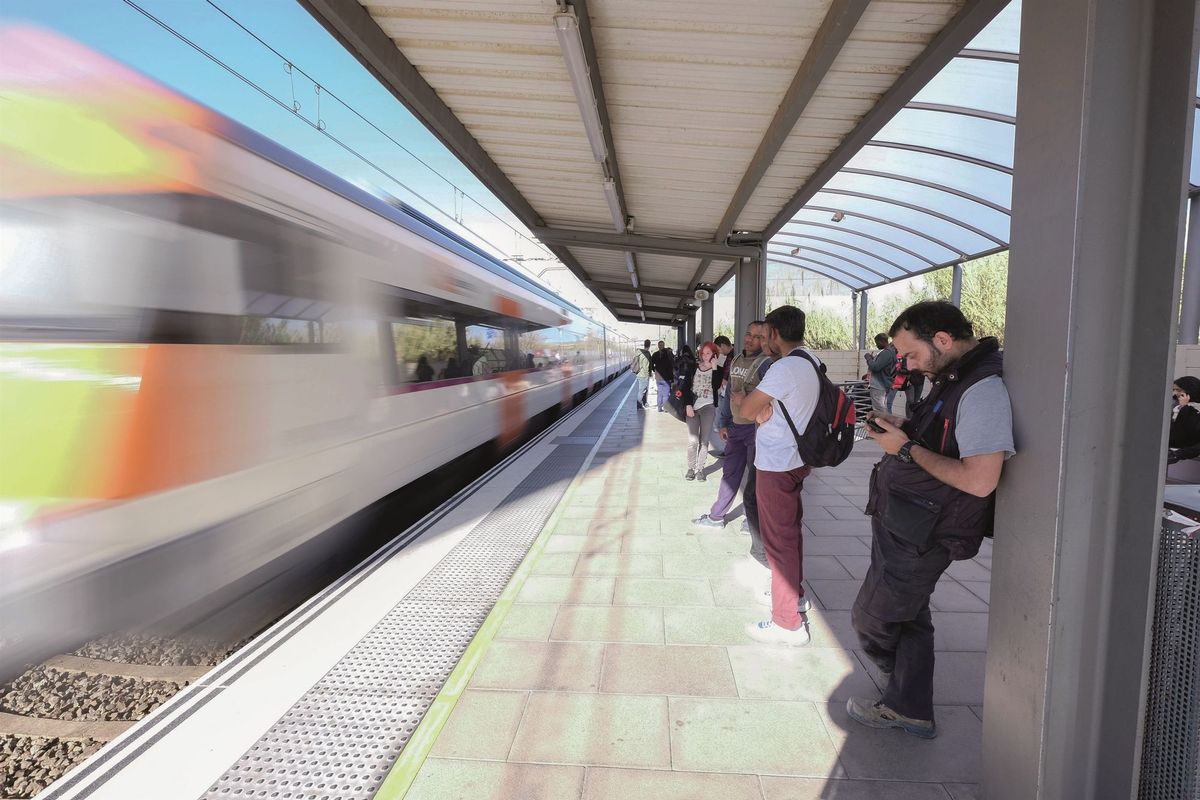 Abono gratuito Renfe: requisitos, cómo solicitarlo y dónde conseguirlo a partir de este miércoles Abono gratuito Renfe: requisitos, cómo solicitarlo y dónde conseguirlo a partir de este miércoles