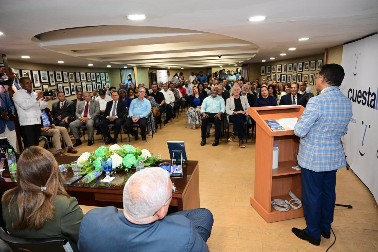 Marcos Cross pone en circulación libro «Notas sobre derecho consular, experiencia de un cónsul”