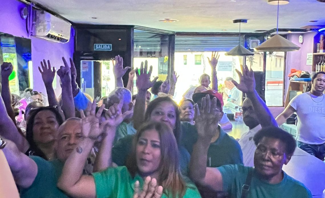 Precandidata a diputada de ultramar por FP Carmen Ramírez, juramenta dominicanos en Madrid