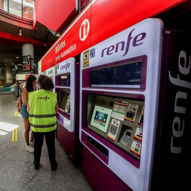 Los usuarios de Renfe ya pueden adquirir los abonos gratuitos de Cercanías y Media Distancia