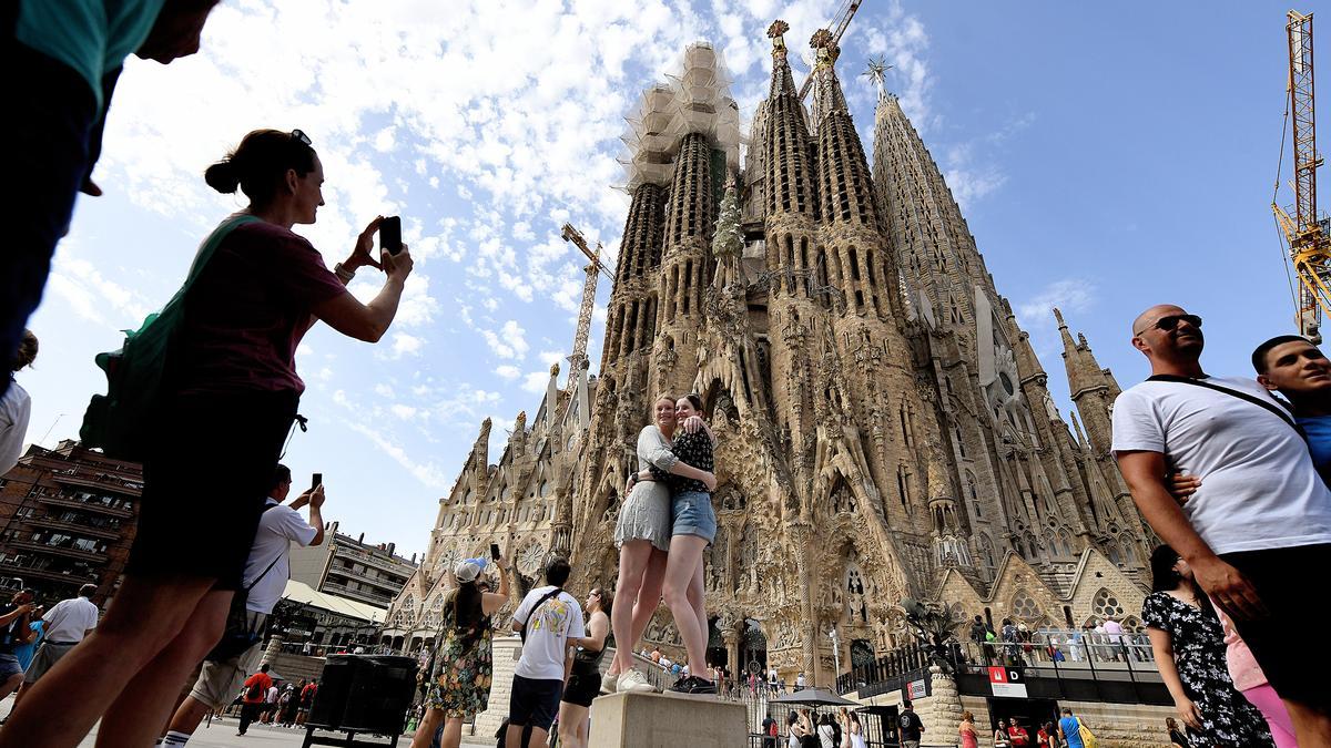 España marca récord histórico de turistas con 85.1 millones en 2023