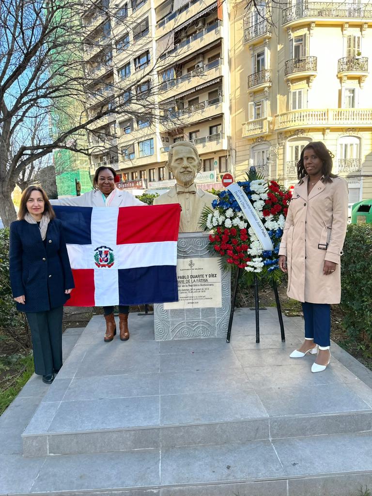 Valencia: Realizan ofrenda floral a busto de Juan Pablo Duarte por su natalicio Valencia: Realizan ofrenda floral a busto de Juan Pablo Duarte por su natalicio