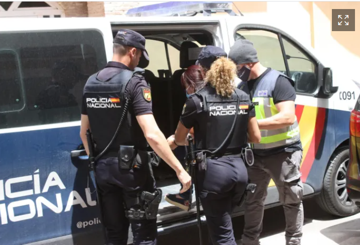Alicante: Detenidas once personas que usaban empresas falsas para regularizar la situación de extranjeros