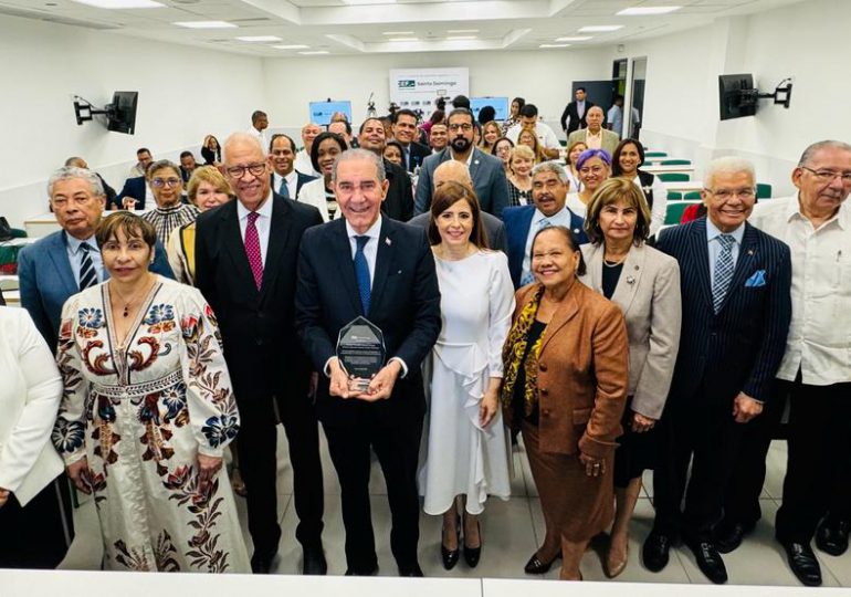 Grupo Educativo CEF-Santo Domingo reconoce al ministro Franklin García Fermín Grupo Educativo CEF-Santo Domingo reconoce al ministro Franklin García Fermín