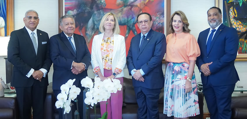 Gobernador Valdez Albizu recibe a María Valldecabres de la Fábrica de Moneda de España Gobernador Valdez Albizu recibe a María Valldecabres de la Fábrica de Moneda de España