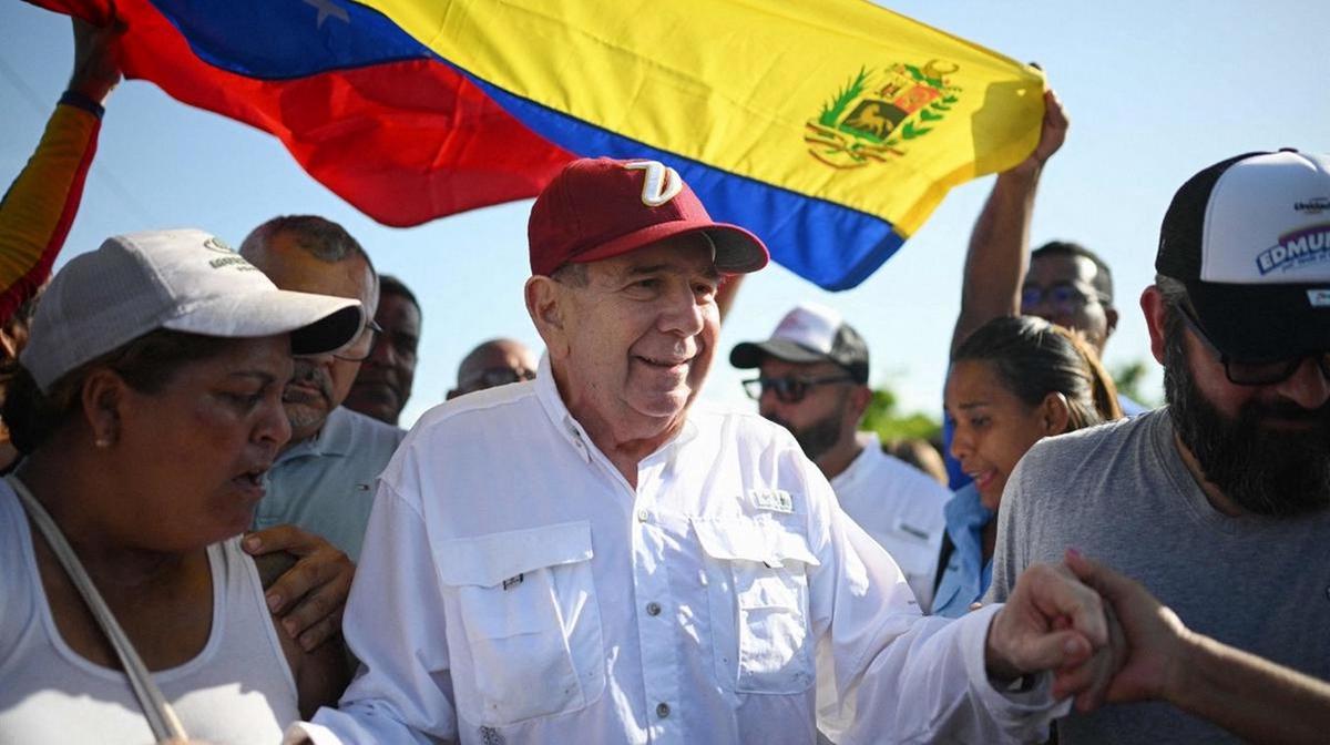 Edmundo González Urrutia vuela hacia España tras solicitar asilo, salió por República Dominicana