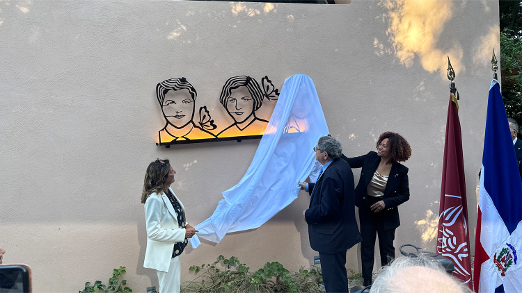 Italia: Develan obra “Las Mirabal iluminadas”, en el Jardín Botánico de Roma