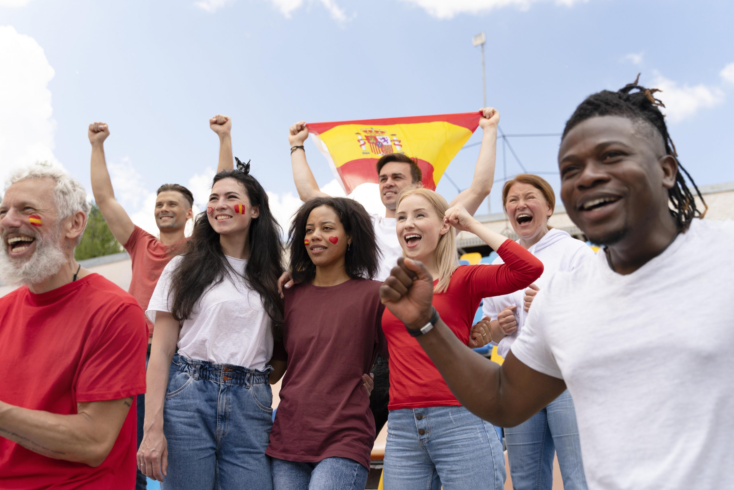 La población española supera los 49 millones de habitantes gracias al aumento de extranjeros La población española supera los 49 millones de habitantes gracias al aumento de extranjeros