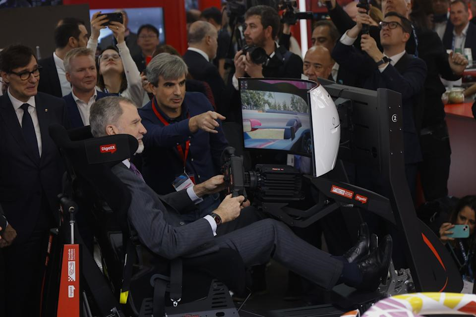Felipe VI inaugura el Mobile World Congress y prueba las tecnologías más vanguardistas