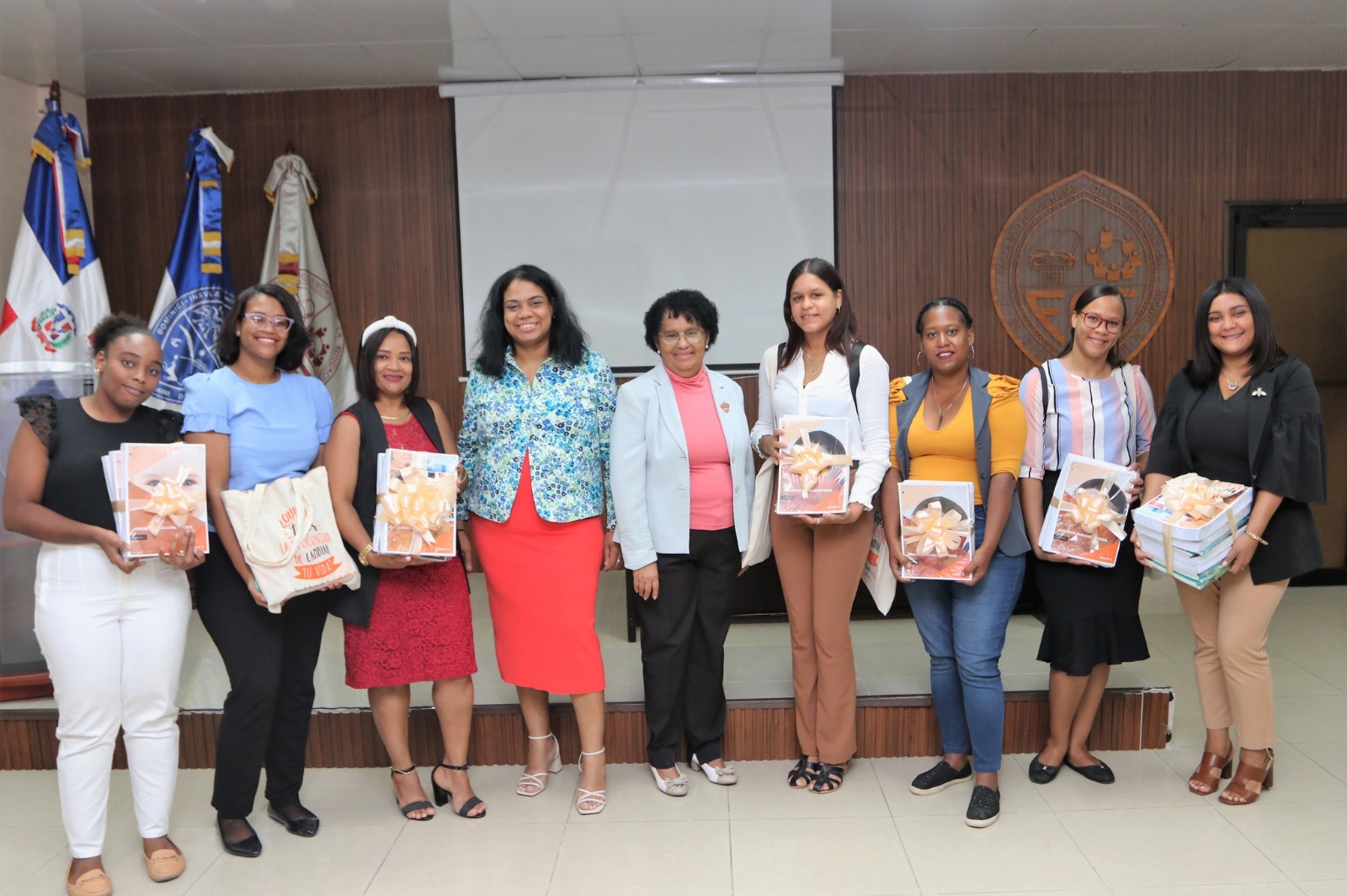 Reconocen trayectoria de Yoneice Pineda; su asociación entrega 10 becas a estudiantes de Educación de la UASD Reconocen trayectoria de Yoneice Pineda; su asociación entrega 10 becas a estudiantes de Educación de la UASD