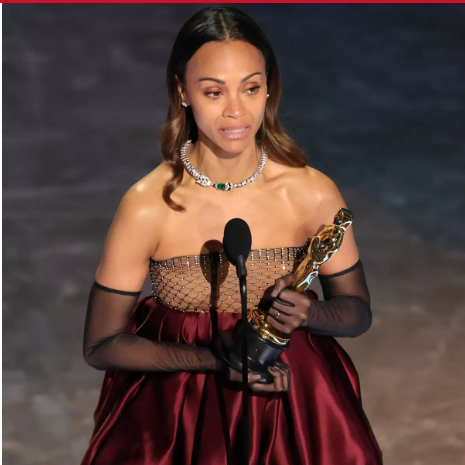 Zoe Saldaña gana el Óscar a mejor actriz de reparto y dedica orgullosa su premio a todos los latinos 