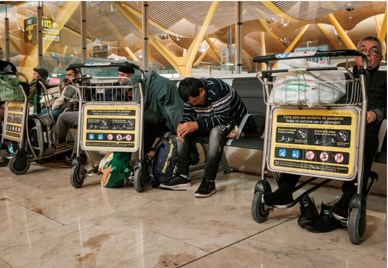 Crece preocupación por aumento de personas sin hogar en Aeropuerto de Madrid-Barajas