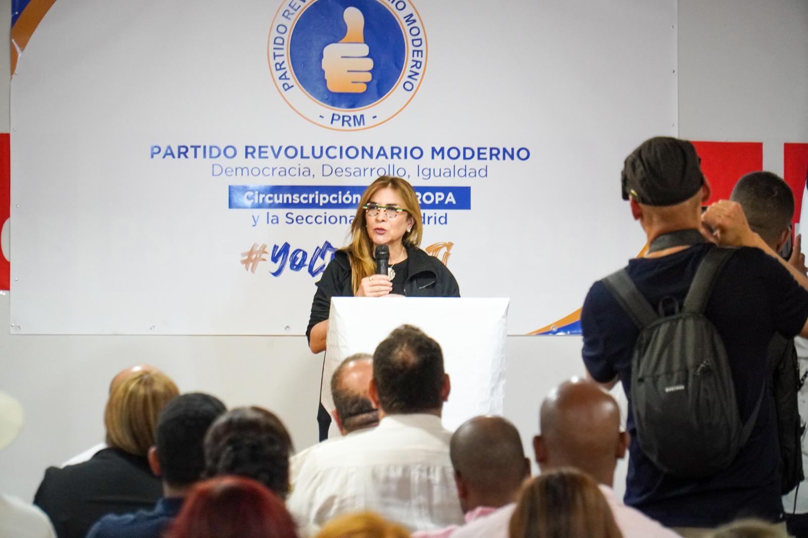 Carolina Mejía se reúne con dirigentes del PRM en Madrid