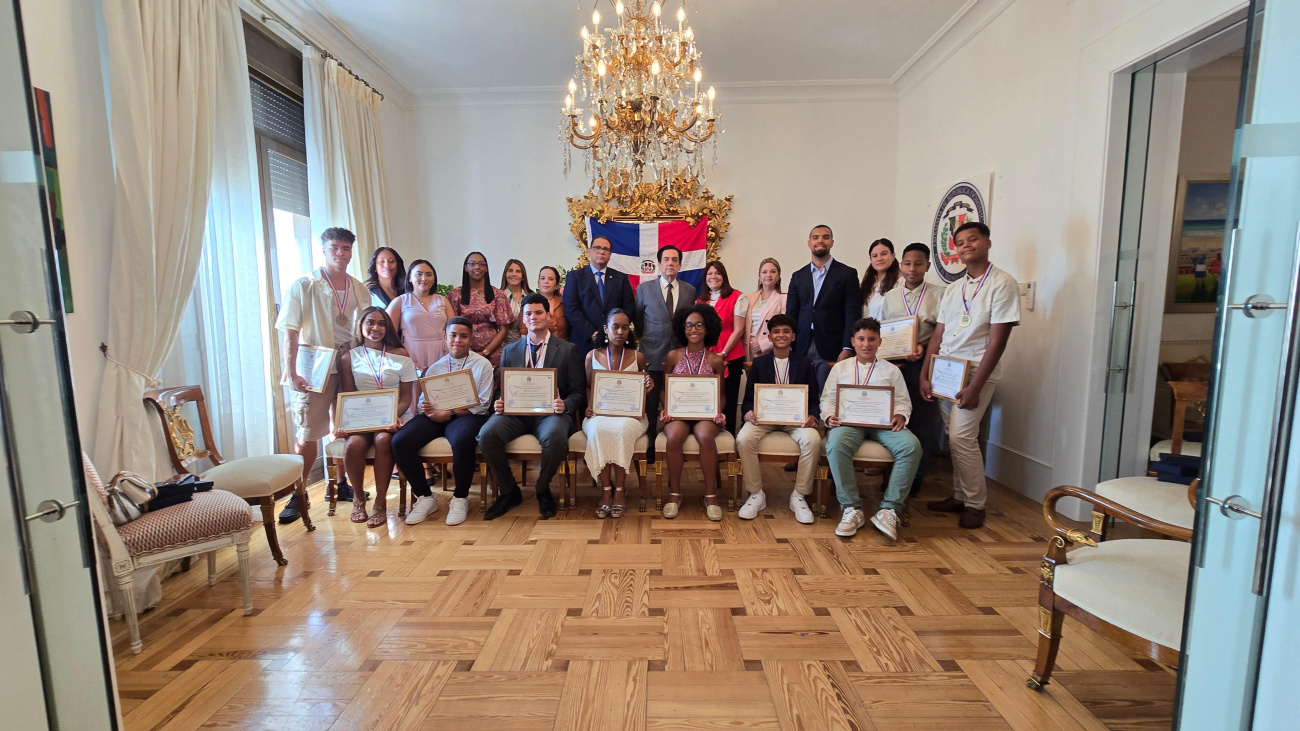 Embajada dominicana en España reconoce a estudiantes destacados con el Premio al Mérito Escolar 2025