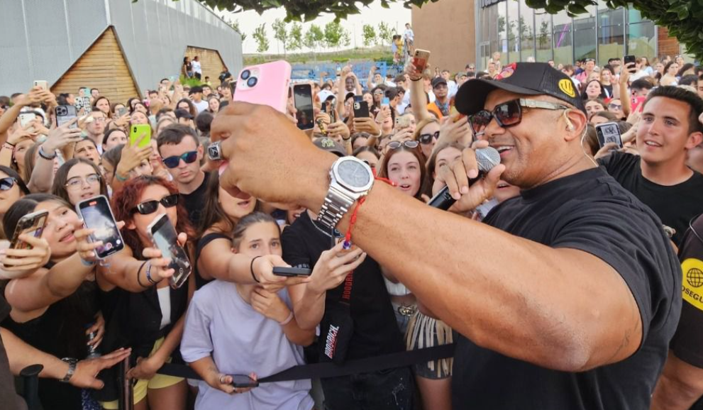 Henry Méndez en el centro de la polémica: el PSOE exige cancelar su concierto en Villa de Vallecas