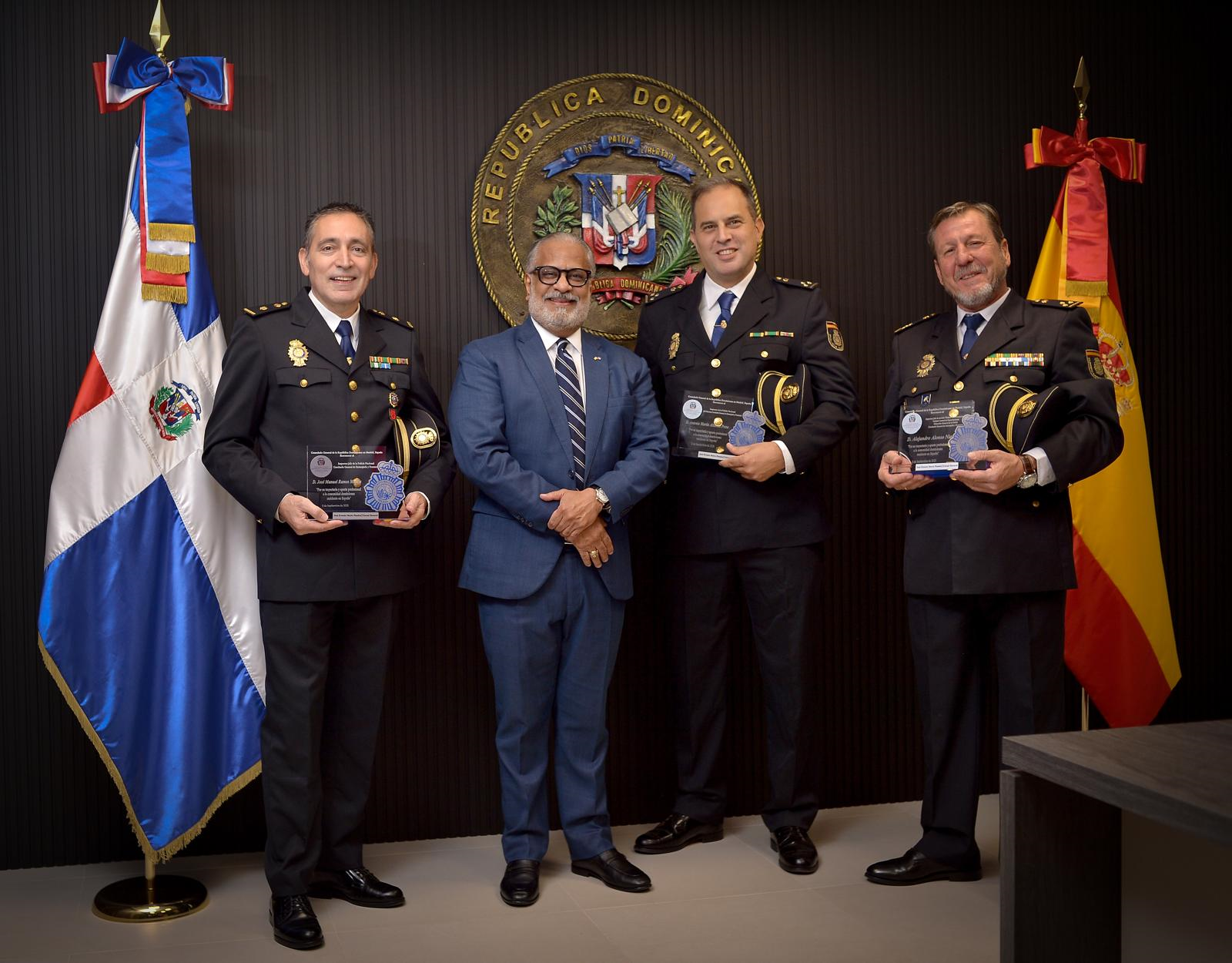 Madrid: Consulado dominicano reconoce labor de cuatro policías españoles