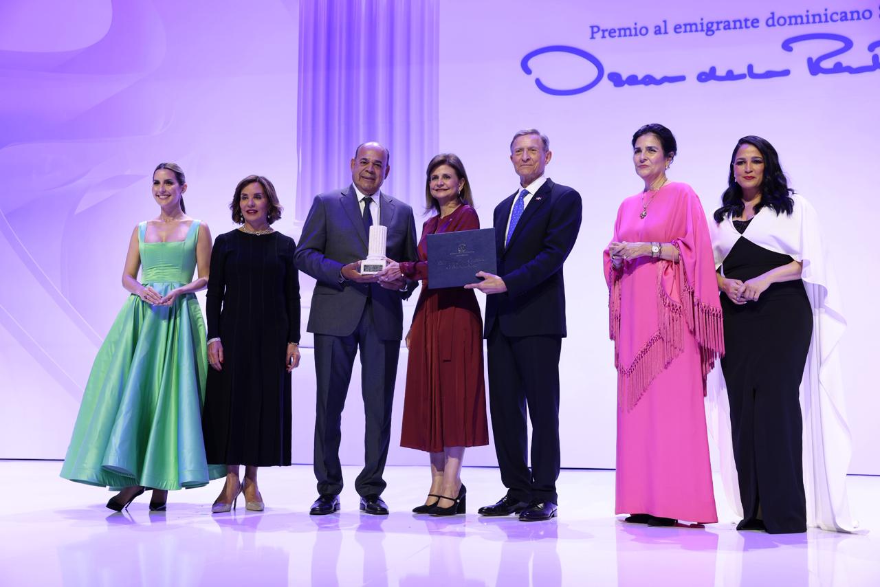 MIREX entrega Premio al Emigrante Dominicano Sr. Oscar de la Renta al líder comunitario Augusto Taveras