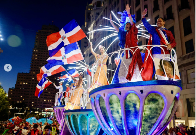 Colorido y tradición dominicana brillan en la Cabalgata de la Hispanidad en Madrid