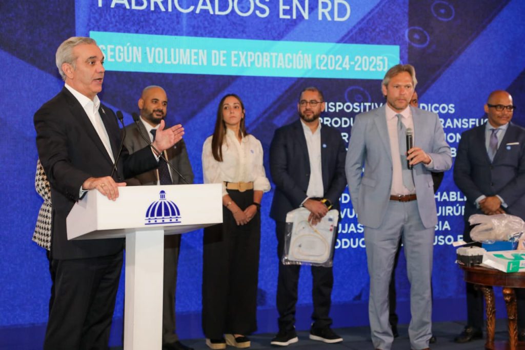 Abinader destaca liderazgo de RD en manufactura de equipos médicos y electrónicos