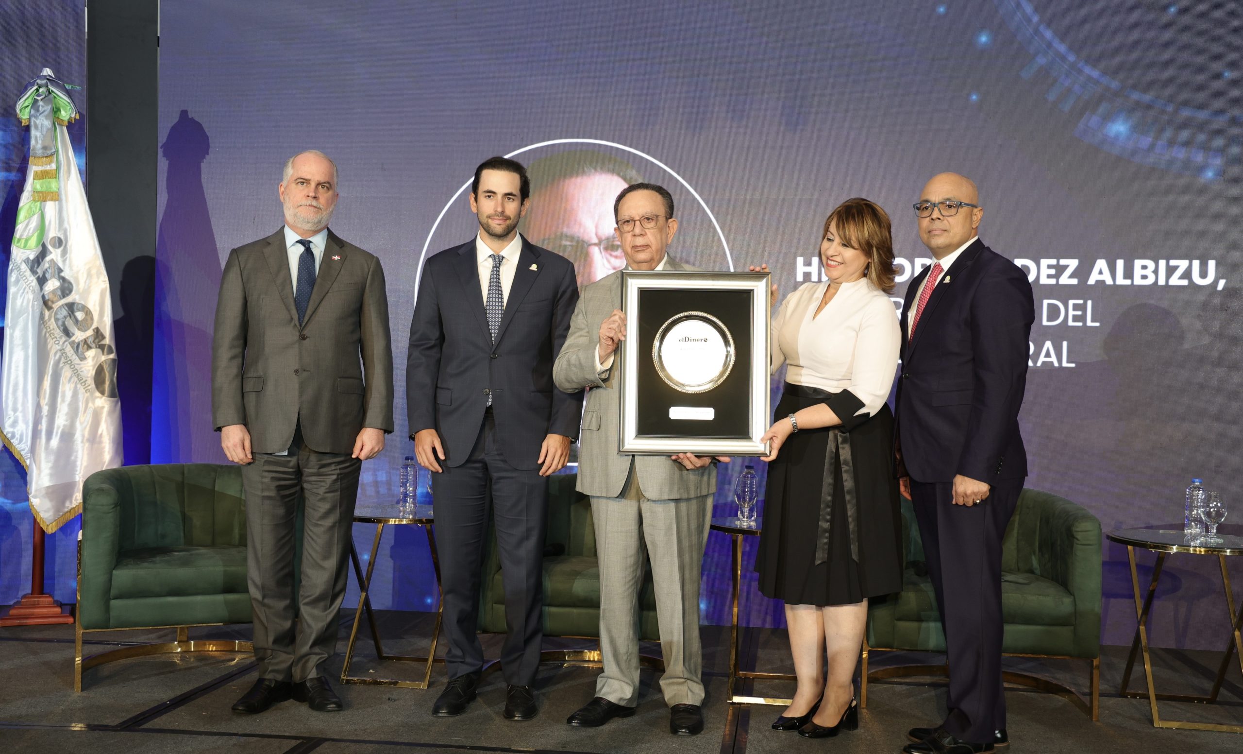 Foro Económico elDinero 2025 reconoce al gobernador del Banco Central y apuesta a República Dominicana como hub logístico Foro Económico elDinero 2025 reconoce al gobernador del Banco Central y apuesta a República Dominicana como hub logístico