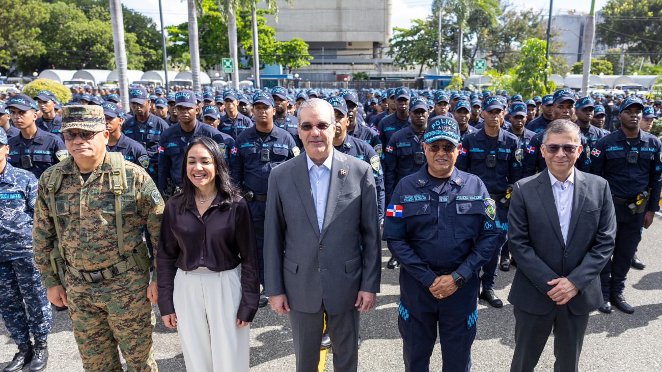 Abinader pone en marcha operativo navideño con 28,000 agentes para garantizar paz