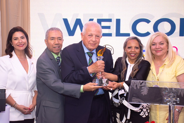 RoseMaryNews entrega «La Antorcha de la Democracia» a exalcalde Miami