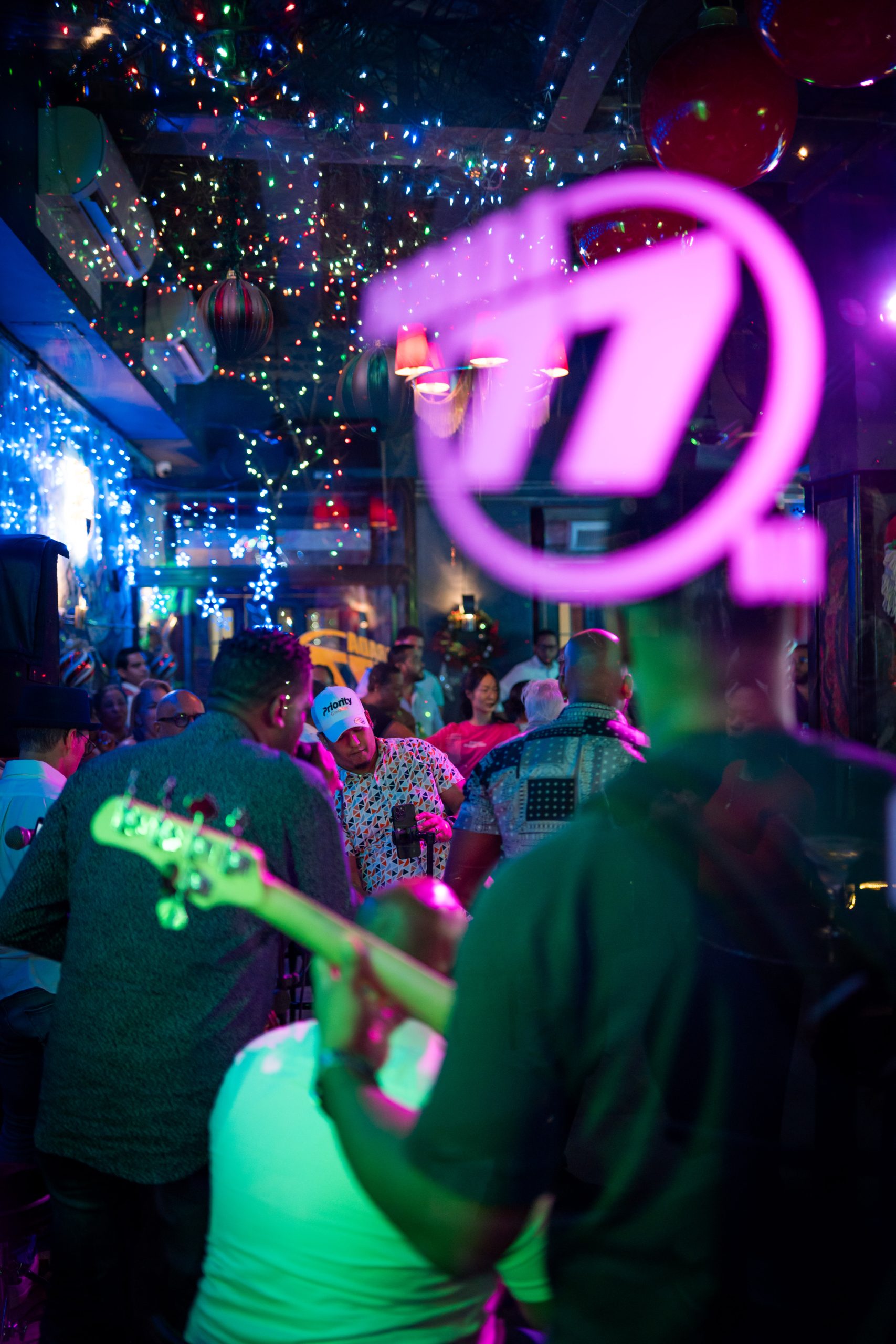 Parada 77 Bar celebra 25 años como referente del entretenimiento nocturno de Santo Domingo