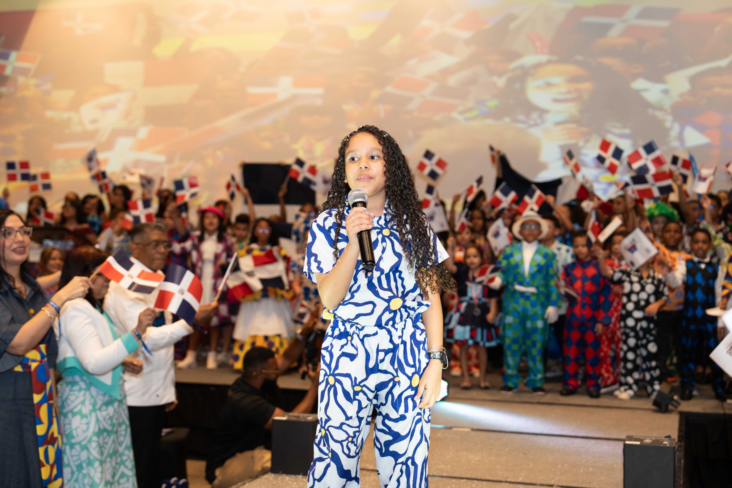 Hilvanando Ilusiones – Dominicana Pinta Bien: el futuro de una nación vestida de arte, talento y orgullo patrio.