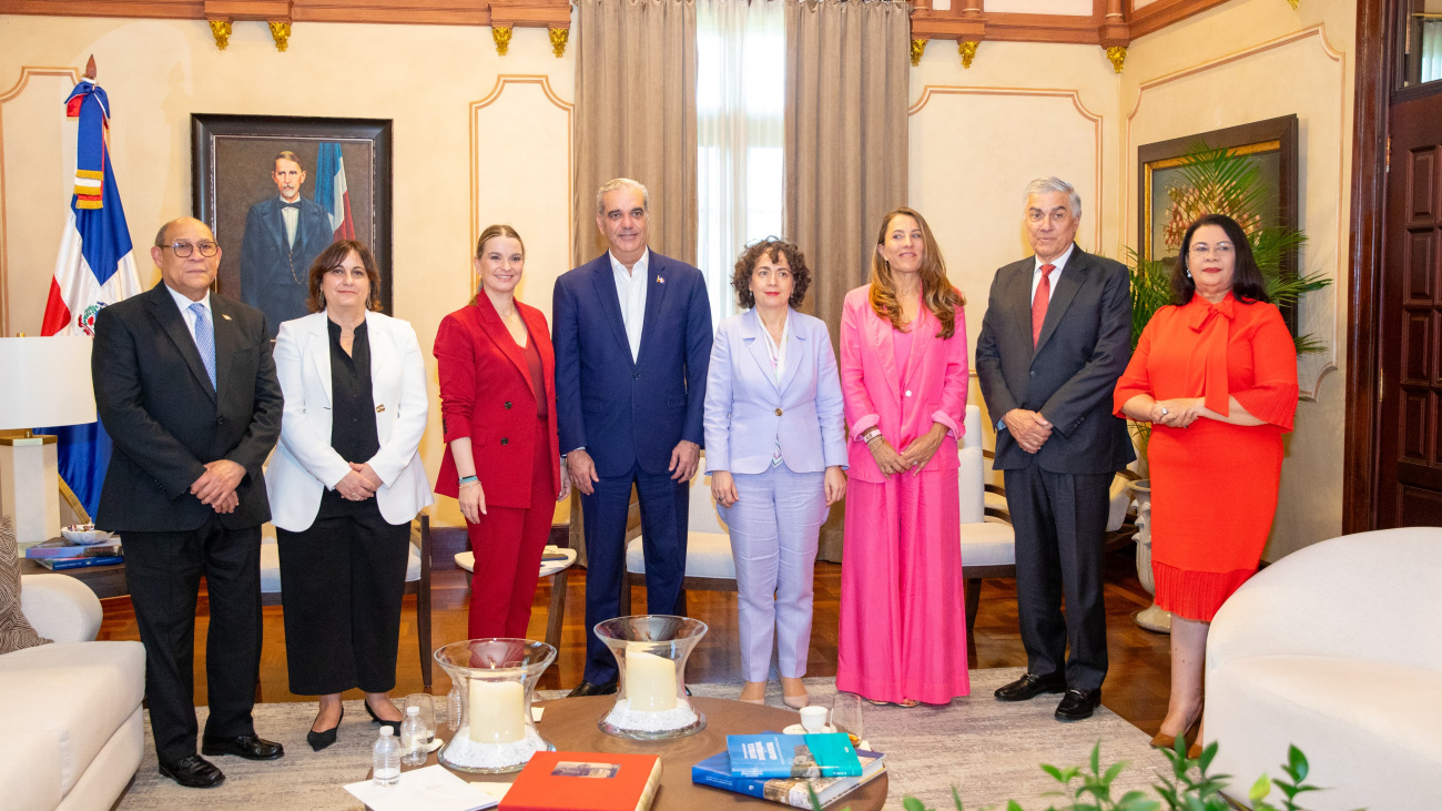 Abinader recibe presidenta de Islas Baleares para fortalecer cooperación educativa en turismo