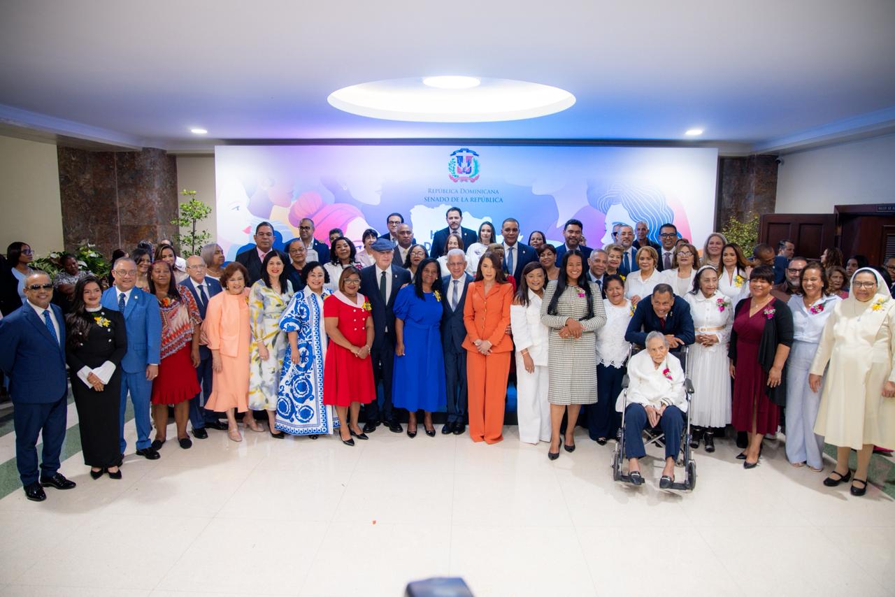 Senado dominicano reconoce a 32 mujeres líderes en tercera edición de «Mujeres que Transforman»